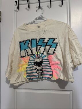 H&M White KISS Graphic Crop Tee with Blue & Pink Accents